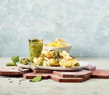 Ofenblumenkohl mit Zitronen-Oliven-Pesto